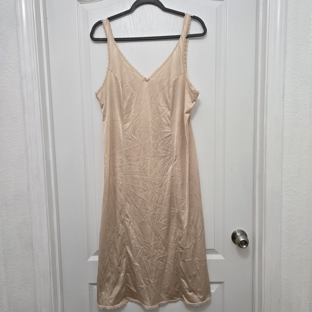 I931 Chic Cream Lace-Trimmed Slip Dress